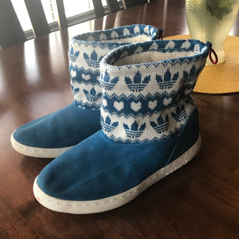 Adidas Comfy Quilted Ankle Boots 💙